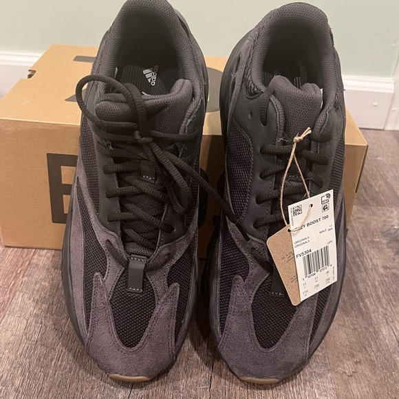 Yeezy Adidas Boost 700 Utility Black - Picture 4 of 7